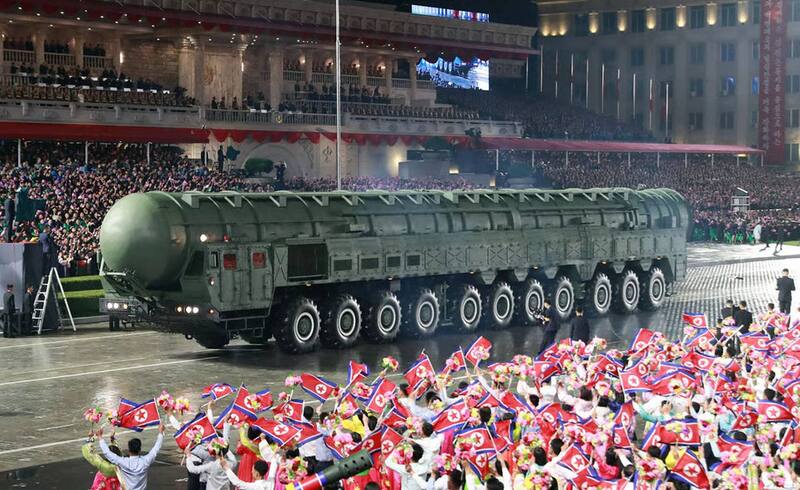 El anuncio se hizo en un desfile militar encabezado por Kim Jong-un, quien afirmó que la soberanía del país depende de su poder militar. Foto: Archivo.