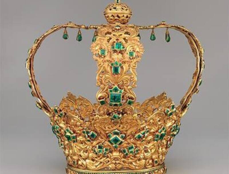 La corona contiene la "Esmeralda Atahualpa" de 24 quilates y un total de 1500 quilates en esmeraldas, representando uno de los tesoros coloniales más valiosos de América. (Imagen: MET)