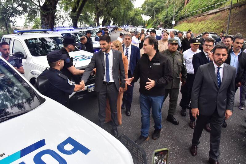 Maximiliano Pullaro recibió 80 patrulleros de Buenos Aires y agradeció el gesto a Axel Kicillof