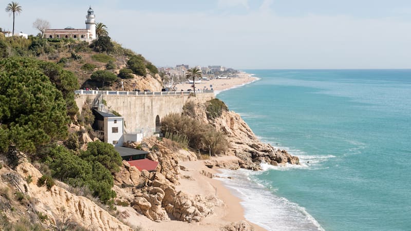 Escapada a Portbou: está a dos horas de Barcelona y se hizo conocido porque allí se suicidó un famoso filósofo.