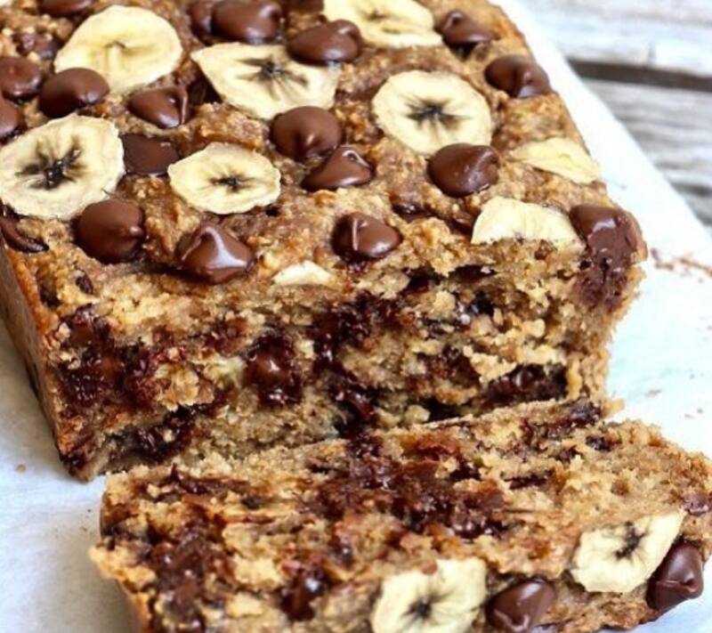 Budín de banana con chips de chocolate y frutos secos. (Archivo)