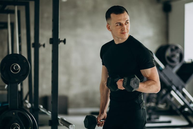 Aparatos y peso libre son igual de efectivos para ganar fuerza. (Fuente: Freepik)