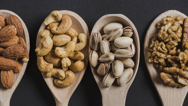 Los frutos secos son una fuente rica en ácidos grasos saludables que ayudan a reducir la inflamación en el cuerpo.
