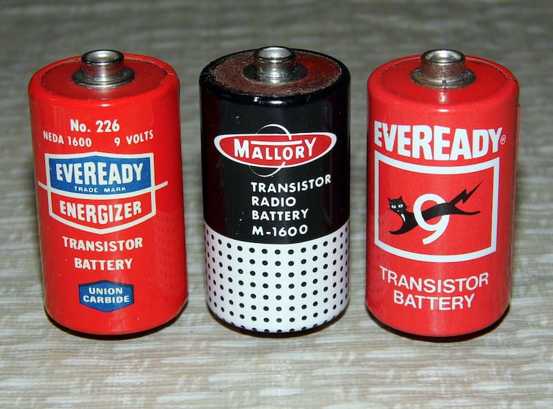 Sus primeras baterías se comercializaban bajo la marca Mallory.