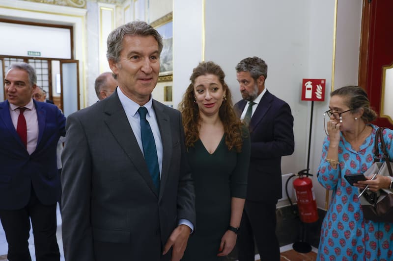 Feijóo afirmó que "la responsabilidad política está sentenciada" y acusó a Sánchez de ser responsable del "lodazal". (Fuente: EFE / JJ Guillén)