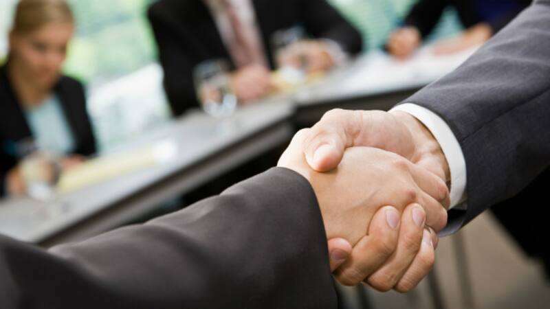 Las pequeñas y medianas empresas pueden potenciarse de la mano de las grandes firmas.