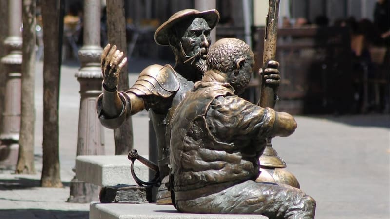 Estatua de Don Quijote y Sancho Panza en Alcalá de Henares,