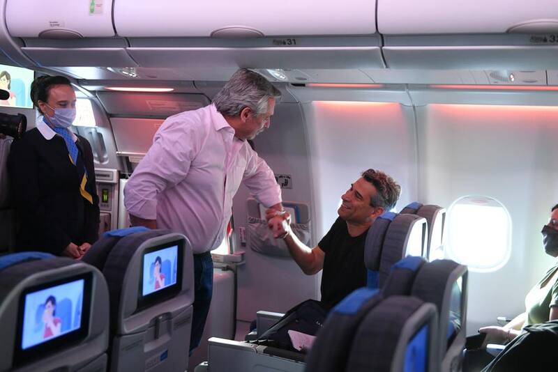 Alberto Fernández en uno de los momentos distendidos junto a la comitiva de funcionarios y periodistas que acompañan la gira de 4 días por Europa