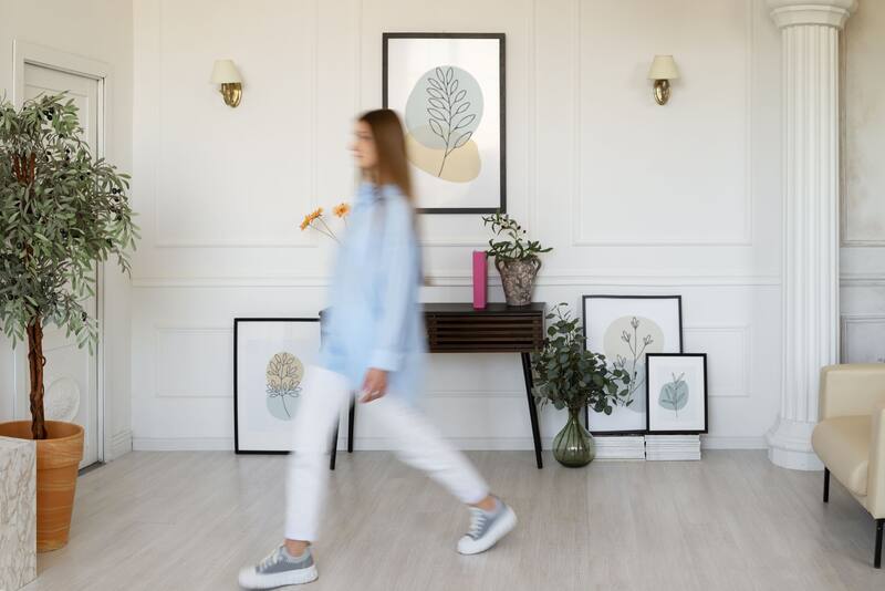 Ajustar tu forma de caminar siguiendo estos consejos puede reducir la tensión y mejorar la salud de tu columna vertebral. (Foto: Freepik)