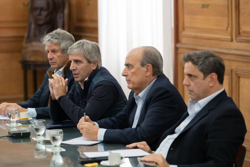 El jefe de Gabinete, Guillermo Francos junto al ministro de Economía, Luis Caputo y el titular de la Agencia de Recaudación y Control Aduanero (ARCA), Juan Pazo.