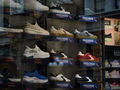 Se hizo conocida con Britney Spears y hoy vale u$s 9500 millones: la historia del gigante de las zapatillas que llega a la Argentina