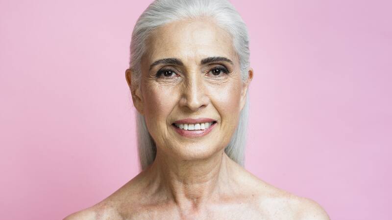 Hay un corte de pelo específico que no es recomendado para mujeres con canas.