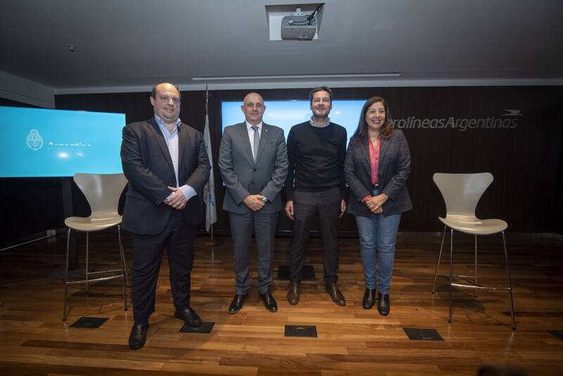 De izquierda a derecha: Pablo Ceriani (Aerolíneas), Alexis Guerrera (Transporte), Matías Lammens (Turismo y Deportes) y Arabela Carreras (Río Negro).