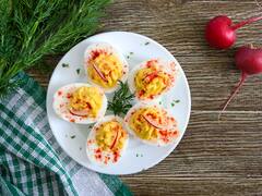 La receta sencilla para preparar huevos rellenos con atún y salmón ahumado en pocos minutos