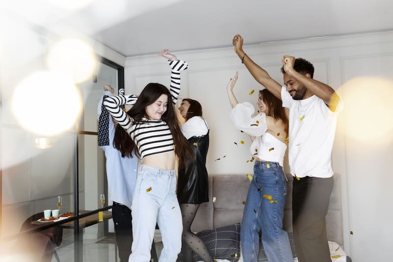 Las fiestas con música o gritos fuera del horario permitido están entre las causas más comunes de conflicto en comunidades de vecinos. (Fuente: Freepik)