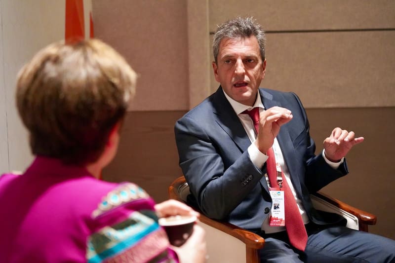 El ministro Sergio Massa acordó con el FMI un recorte en la metas de acumulación de reservas.