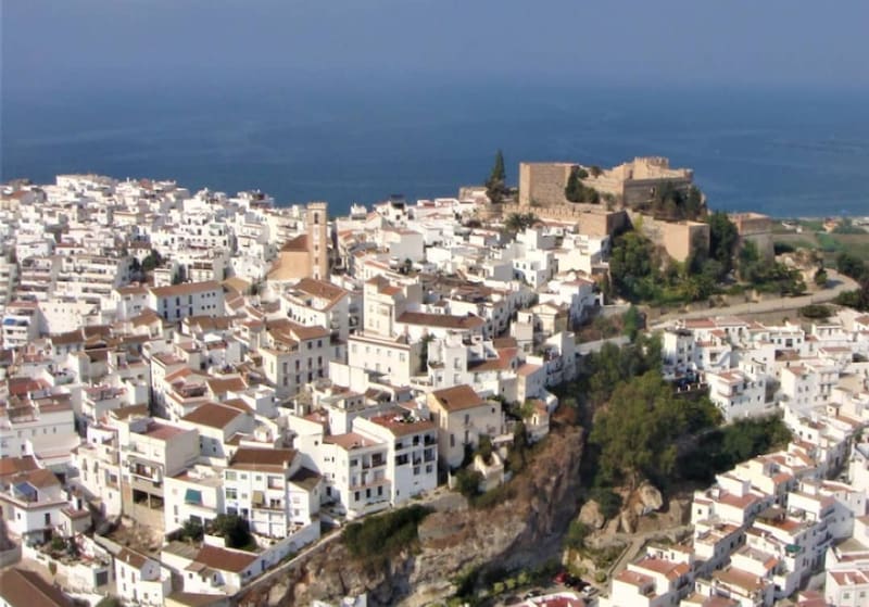 Escapadas: Salobreña cuenta con casas y edificaciones típicas de la zona, pero también deslumbrantes playas para que los viajeros disfruten del verano a pleno. (Foto: Instagram @turismo.salobrena).