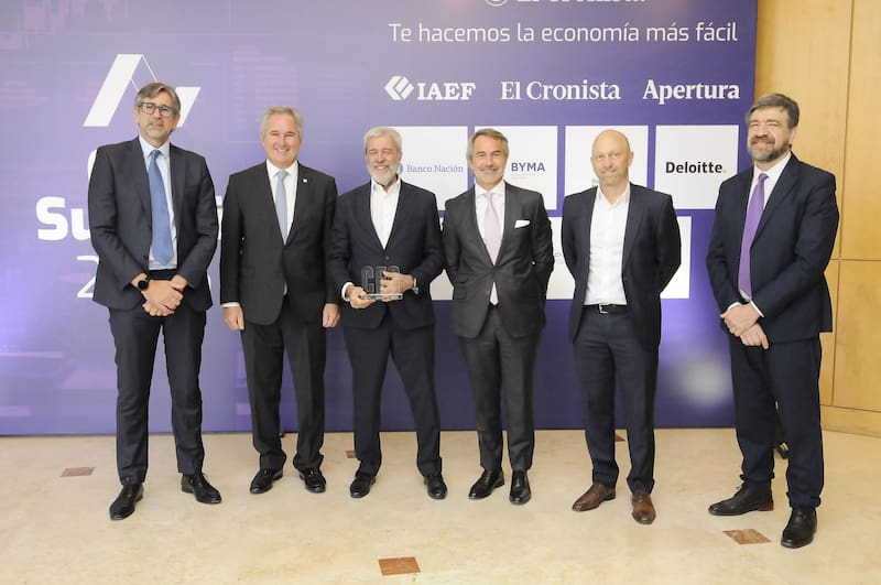 Los premiados como los mejores CFOs del Año: Gabriel Blasi (Telecom), Federico Barroetabeña (YPF) y Marcelo Malamud (Mercado Libre), quien recibió el galardón en nombre de Martín de los Santos.