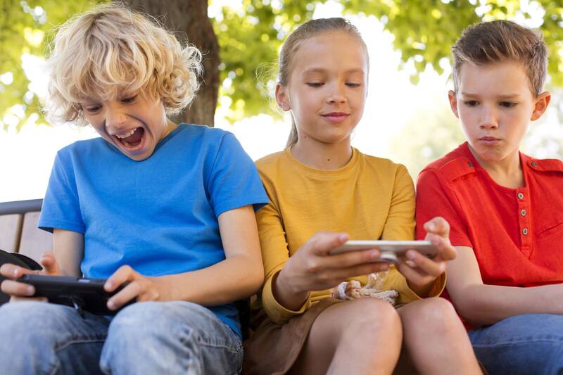 Bill Gates asegura que hay que establecer una edad mínima de alrededor de los 14 años para que los niños tengan su propio teléfono celular. (Foto: Freepik)