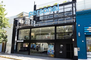 Edificio de oficinas y antenas de Telecom