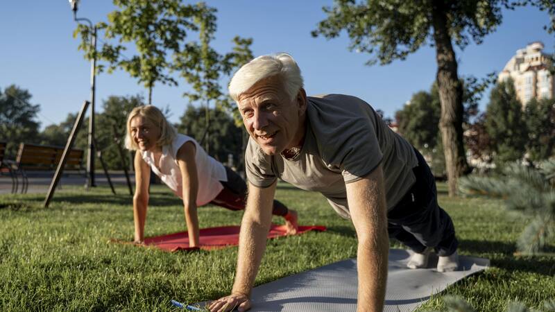 La postura del bastón puede ser un desafío al practicar yoga.