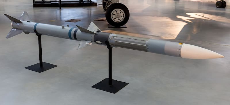 El efectivo misil de largo alcance AIM-120 AMRAAM.