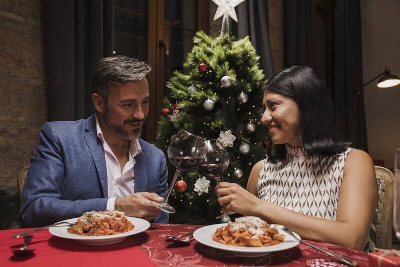 El color rojo en la ropa interior simboliza pasión y poder, ideal para atraer nuevas energías en el 2025. (Foto: Freepik)