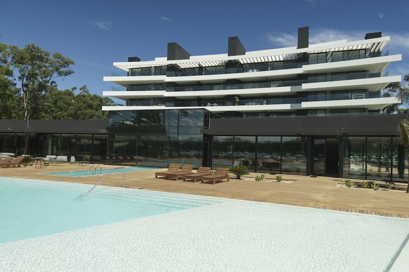 Habrá dos club house con amplios soláriums, piscinas de borde infinito, gimnasio y sauna, entre sus amenities