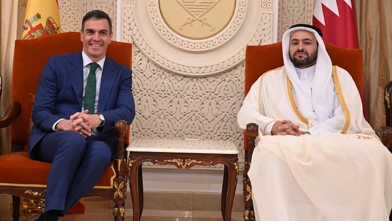 Pedro Sánchez y el secretario de Estado de Ministerio de Asuntos Exteriores de Qatar, Mohammed bin Abdulaziz Al-Khulaifi.