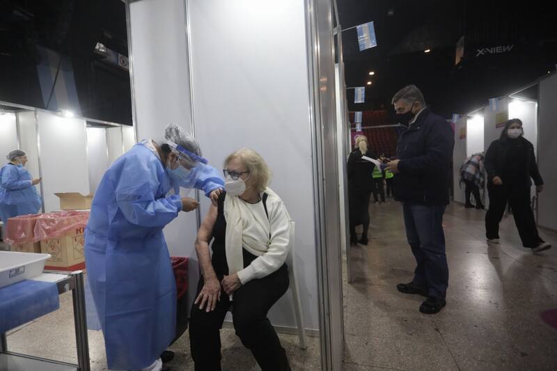 Los eventos ocurrieron después de la aplicación de ARNm COVID-19, "especialmente en adolescentes y adultos jóvenes varones, más a menudo después de la segunda dosis".