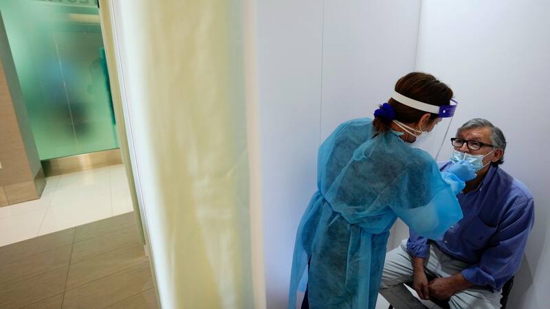 Es poco probable que Covid-19 desaparezca por completo. Mientras circule, seguirá mutando y puede causar brotes esporádicos. Pero nuestro sistema inmunológico está progresando.