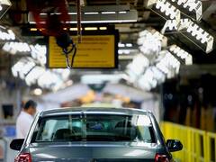 La producción de autos cayó 25,7% y las ventas a concesionarios se derrumbaron un 37%