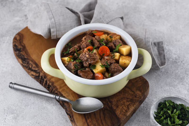 Este guisado es ideal para acompañar con una buena copa de vino tinto. Imagen: Freepik.