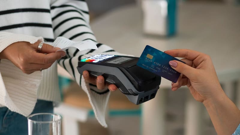 Cambian los pagos con tarjeta de crédito: esto es lo que debes decir si te piden el DNI.