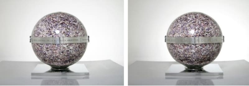 Un millón de pesos triturados en cada una de las esferas,