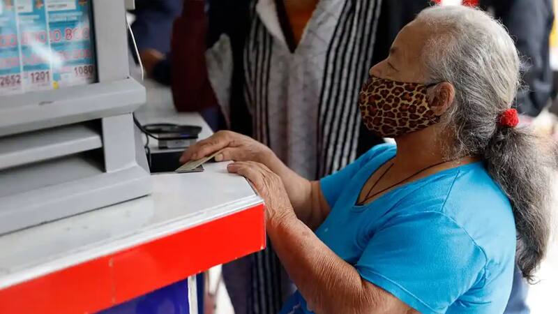 Suspenden los pagos de subsidios a millones de colombianos para reducir el asistencialismo y promover la autonomía económica de las familias más vulnerables.