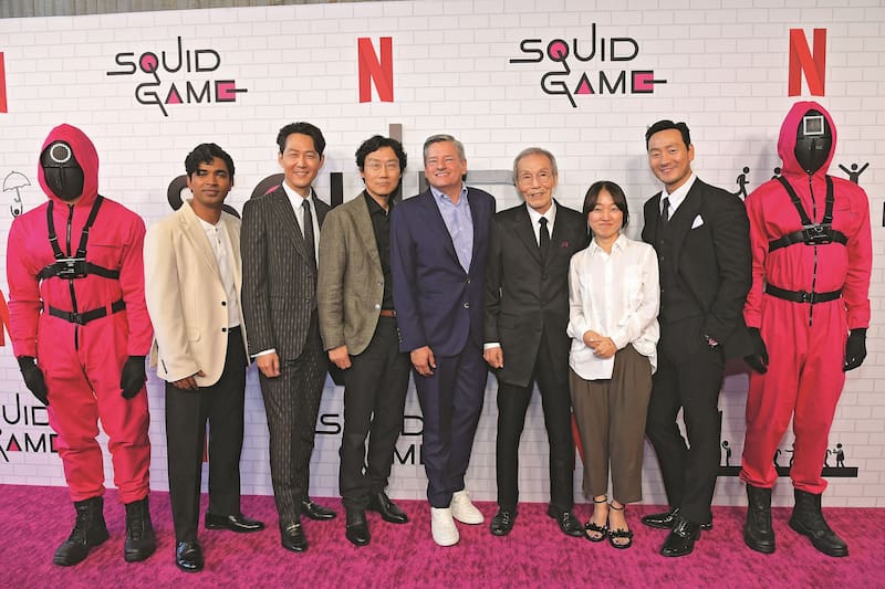 El elenco de El juego del calamar junto a Ted Sarandos, actual codirector ejecutivo de la empresa.