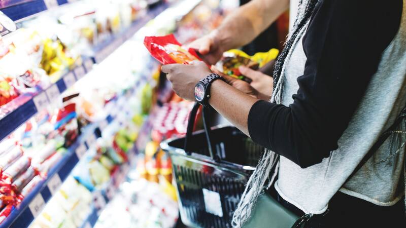 La normativa de consumo establece obligaciones claras para fabricantes y distribuidores sobre cómo deben presentarse los productos en el mercado.