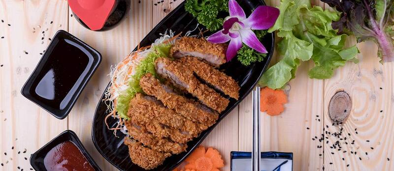 Puede servirse como sándwich, con ramen o arroz, con salsa de miso, o acompañado de curry. (Taste Atlas)