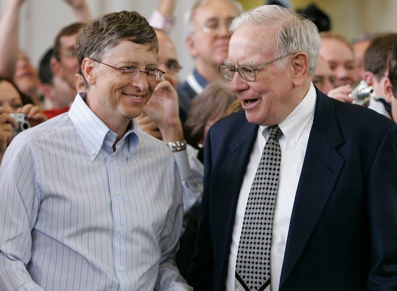 Millonarios: Bill Gates junto a Warren Buffett, hombre de negocios con quien supo cultivar una amistad.
