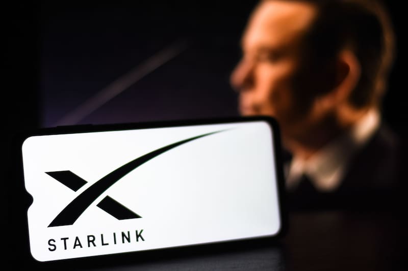 Elon Musk anunció que ofrecerá los servicios de Starlink gratis a 50 modelos de celulares. Fuente: Archivo.