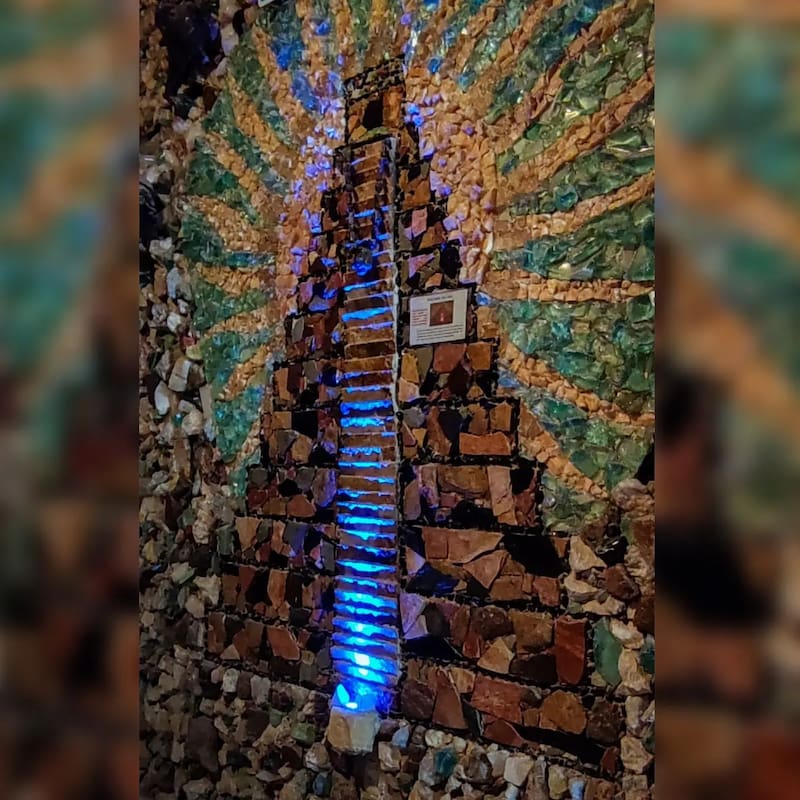 La Gruta de Cuarzo está repleta de piedras preciosas e imágenes y figuras que hacen alusión a la historia ancestral de México, del Estado de Querétaro y del pueblo de Bernal. Foto:Instagram @jen_elsa