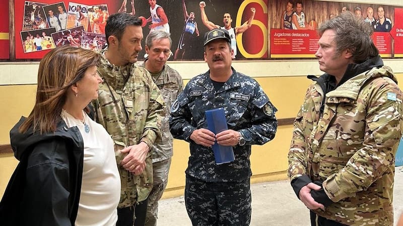 Los ministros Luis Petri (Defensa) y Patricia Bullrich (Seguridad) con el presidente Javier Milei