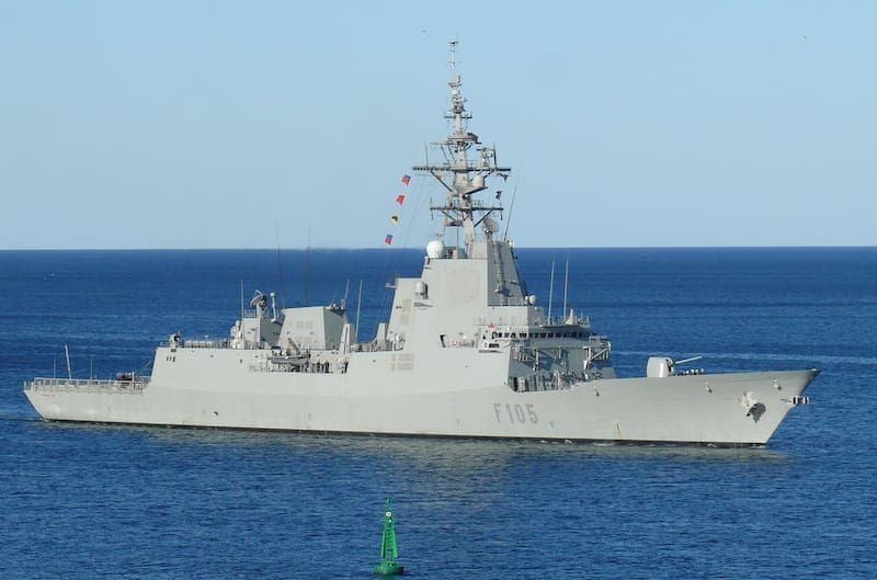 La fragata Cristóbal Colón (F-105), la última construida de la clase Álvaro de Bazán (F-100), navegando en 2013. Tiene algunas mejoras respecto al resto de fragatas de su clase. (Imagen: Wikimedia Commons / Diego Quevedo Carmona)
