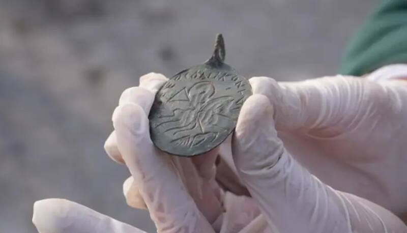 El hallazgo en Adrianópolis podría indicar que esta antigua ciudad fue un importante centro religioso, donde las personas confiaban en amuletos para protección espiritual. (Foto: Universidad de Karabük)