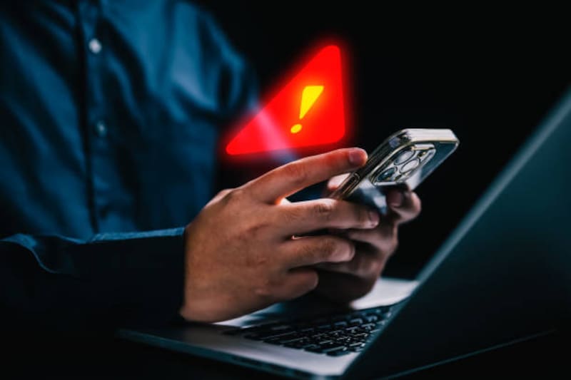 Muchas estafas de suplantación de identidad o fraude bancario tienen su origen en la información capturada por malware o phishing desde este tipo de plataformas.