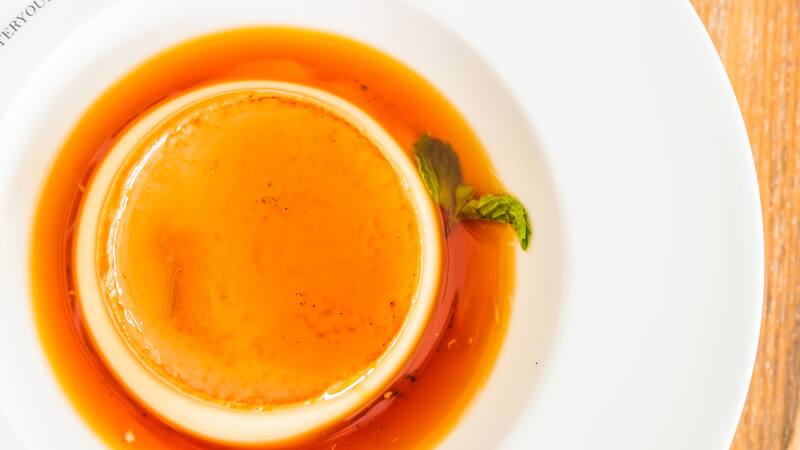 Flan en 10 minutos en microondas: la receta de las abuelas que puedes hacer rápido y en poco tiempo.