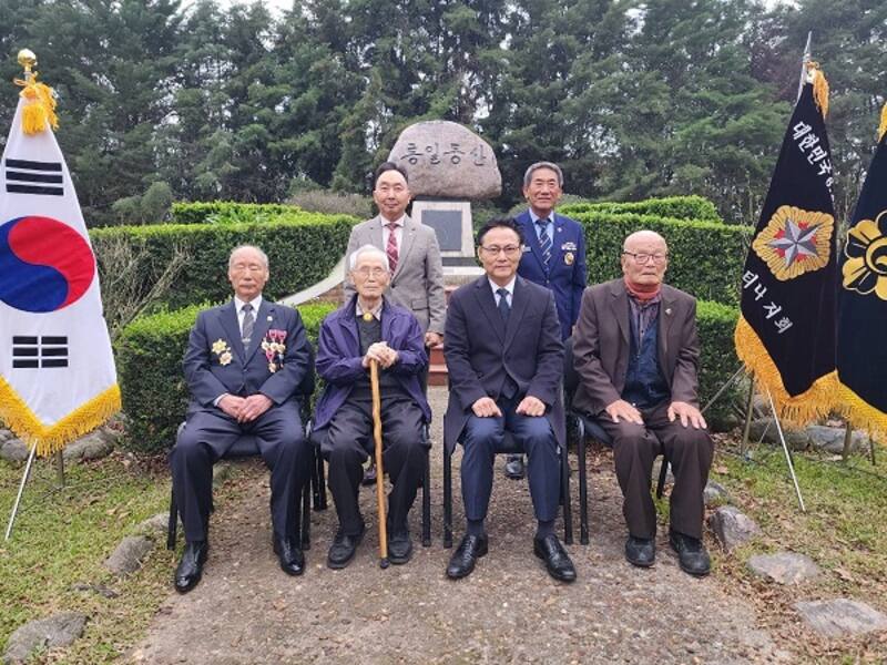 Los veteranos de guerra de Corea del Sur en la Argentina con el embajador Yong-soo