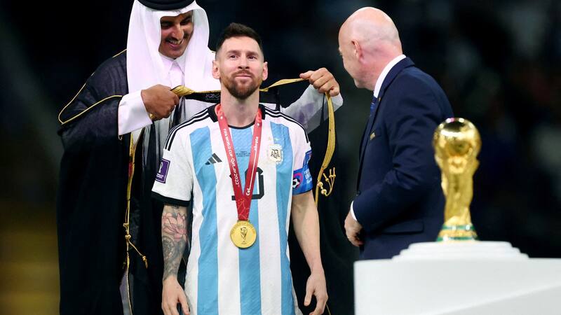 El emir Tamim bin Hamad al-Thani, familiar del jeque Jassim, entregándole el premio a Messi en Qatar.