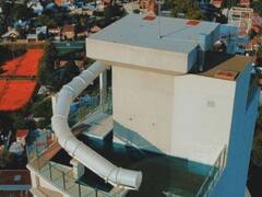 Todos hablan en zona sur de un increíble edificio con tobogán acuático, ¿cómo es por dentro y cuánto vale un departamento?